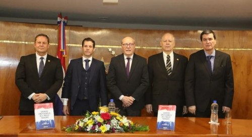 Juez Guillermo Delmás presenta libro sobre garantías constitucionales y el futuro del proceso judicial en Paraguay